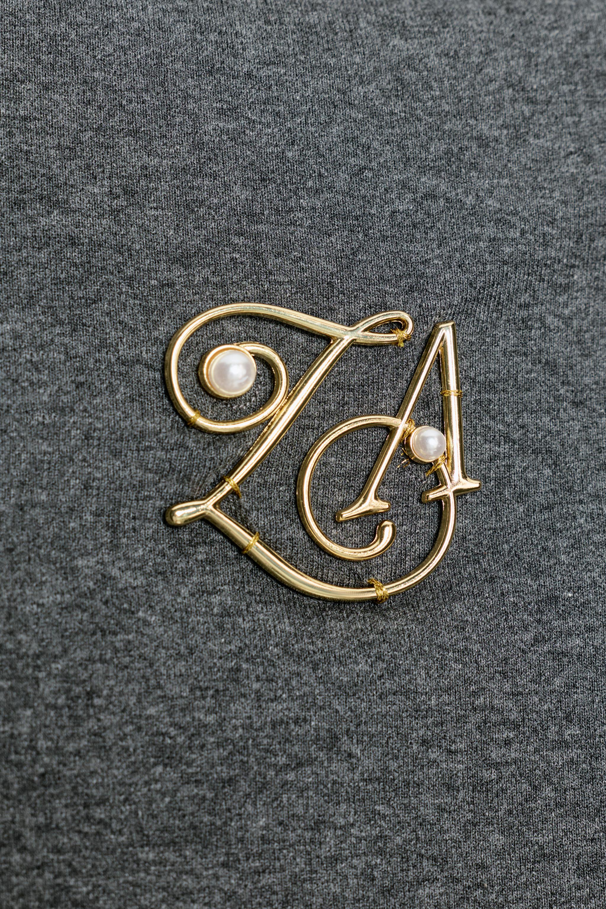 MOCK NECK BROOCH T-SHIRT